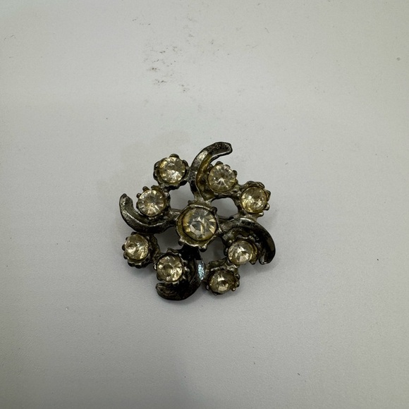 Elegant Silver and stone Floral Brooch - Picture 1 of 2